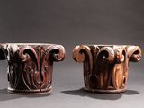 deux vases posés côte à côte sur une table