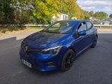 La voiture bleue est garée sur le bord de la route.