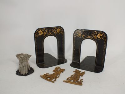 une paire de serre-livres noirs et dorés ornés de figurines