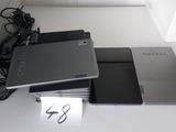 deux ordinateurs portables posés l'un sur l'autre sur une table
