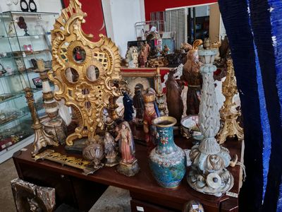 une table sur laquelle se trouvent de nombreux objets différents