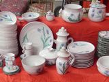 plusieurs assiettes et tasses sur une table avec une nappe rouge