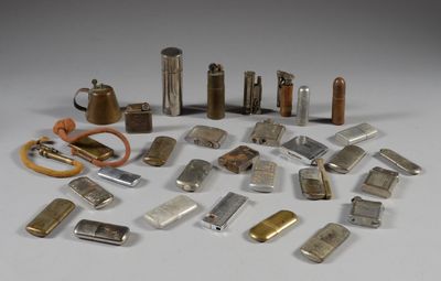 de nombreux types de briquets différents, posés sur la table