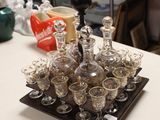 des bouteilles et des verres posés sur un plateau, sur une table, dans une pièce