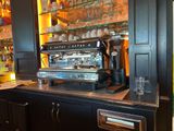 une machine à café posée sur le comptoir d'un bar