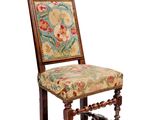 une image d'une chaise dont l'assise est recouverte d'un rembourrage floral