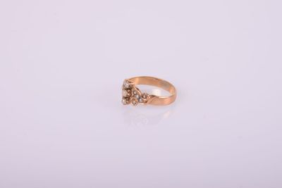 une photo d'une bague en or sertie de trois diamants
