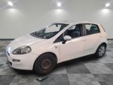 la photo d'une petite voiture blanche garée dans un garage