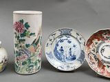 Quatre types différents de vases et d'assiettes sont exposés sur une table