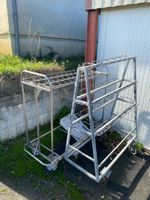 Deux chariots à carcasse, 1 en métal et 1 en inox