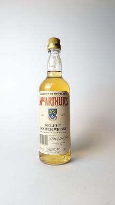 une bouteille de whisky écossais posée sur une surface blanche