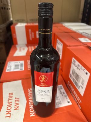 une bouteille de vin posée sur une table devant des boîtes
