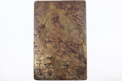une vieille plaque métallique sur laquelle figurent une femme et un homme