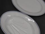 deux assiettes posées sur une table noire