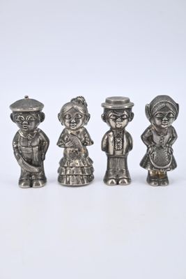 trois figurines en pewter représentant des personnages en costumes variés