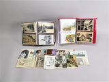 beaucoup de vieilles photos et de cartes postales sur la table