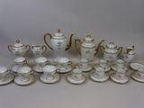 une photo représentant un ensemble de tasses et soucoupes en porcelaine pour le thé et le café