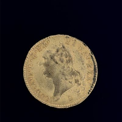 gros plan d'une pièce d'or sur fond noir