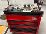 une boîte à outils rouge et noire au milieu d'une pièce