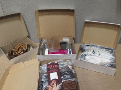 trois cartons contenant des objets posés sur une table
