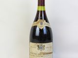 une bouteille de vin posée sur une table