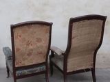 two chairs that are sitting next to each other