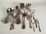 beaucoup de cuillères en argent et de cuillères sur la table