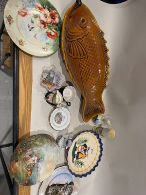 beaucoup d'assiettes et un poisson sur une table