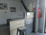 un comptoir avec un tabouret devant, dans une pièce