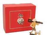 figurine représentant un homme armé devant une boîte rouge