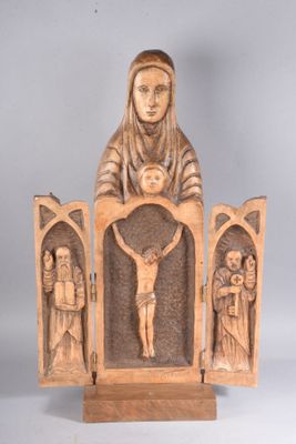 statue représentant une femme tenant un enfant dans un crucifix