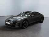 Le nouveau concept-car de sport d'Audi est exposé dans un showroom