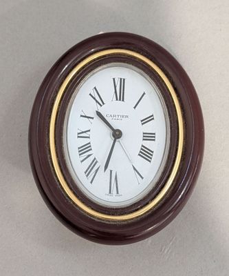 une horloge avec des chiffres romains sur le cadran