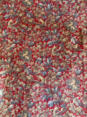 une image représentant un tissu à motifs floraux rouges et bleus