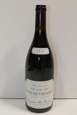 une bouteille de vin posée sur une table