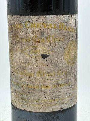 une bouteille de vin posée sur une table