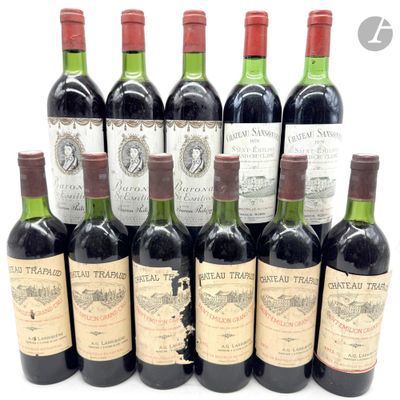 plusieurs bouteilles de vin sont alignées sur une surface blanche