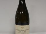 une bouteille de vin posée sur une table