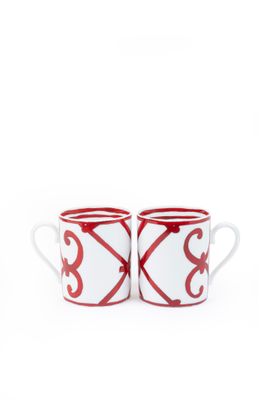 une paire de tasses rouges et blanches empilées l'une sur l'autre