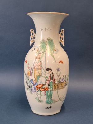 un vase blanc orné d'une peinture, posé sur une surface bleue