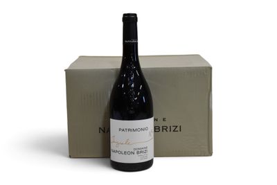 la bouteille de vin se trouve à côté d'une boîte de vin