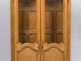 une armoire en bois avec des portes vitrées et une poignée de porte