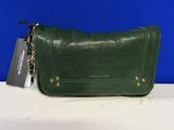 un sac à main vert avec une chaîne qui pend à l'avant