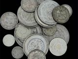 un tas de vieilles pièces d'argent sur fond noir