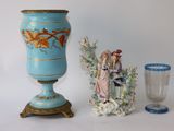deux vases et une figurine posés les uns à côté des autres