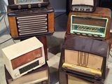 Plusieurs radios à l'ancienne sont empilées les unes sur les autres