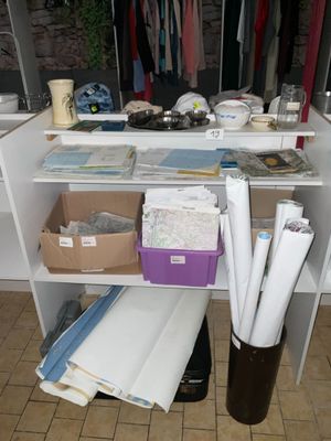une étagère sur laquelle se trouvent plusieurs objets
