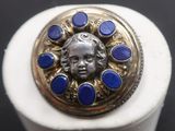 une image montrant un gros plan d'une bague sur laquelle figure un visage
