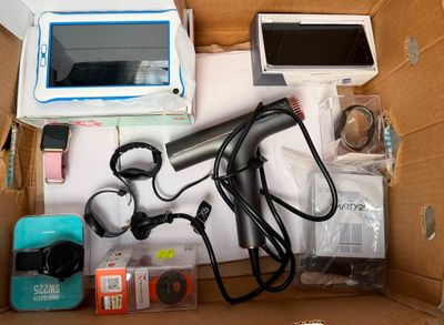 une boîte contenant de nombreux composants électroniques
