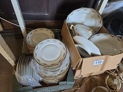 une boîte remplie d'assiettes et de bols posée par terre